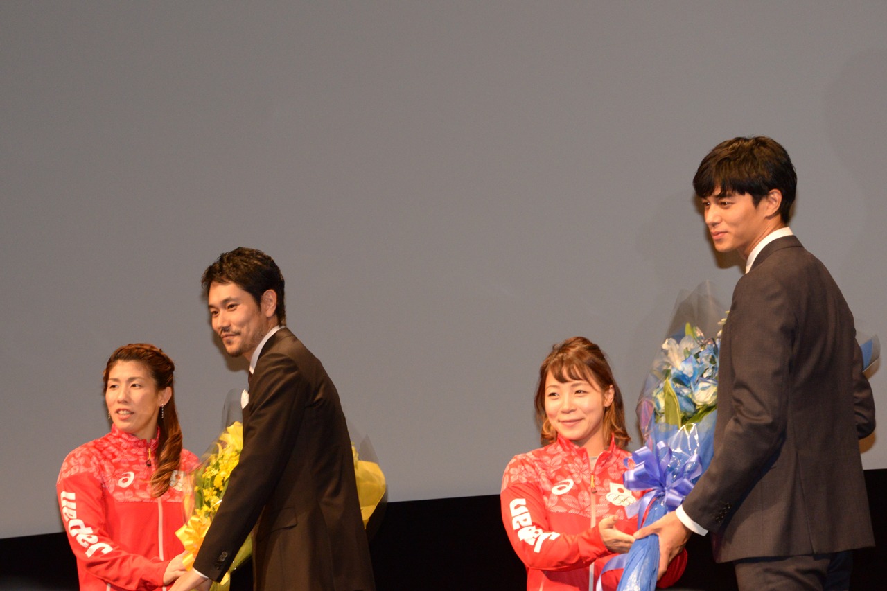 メダリストたちから花束を授与される松山ケンイチ（左から2番目）、東出昌大（右）。