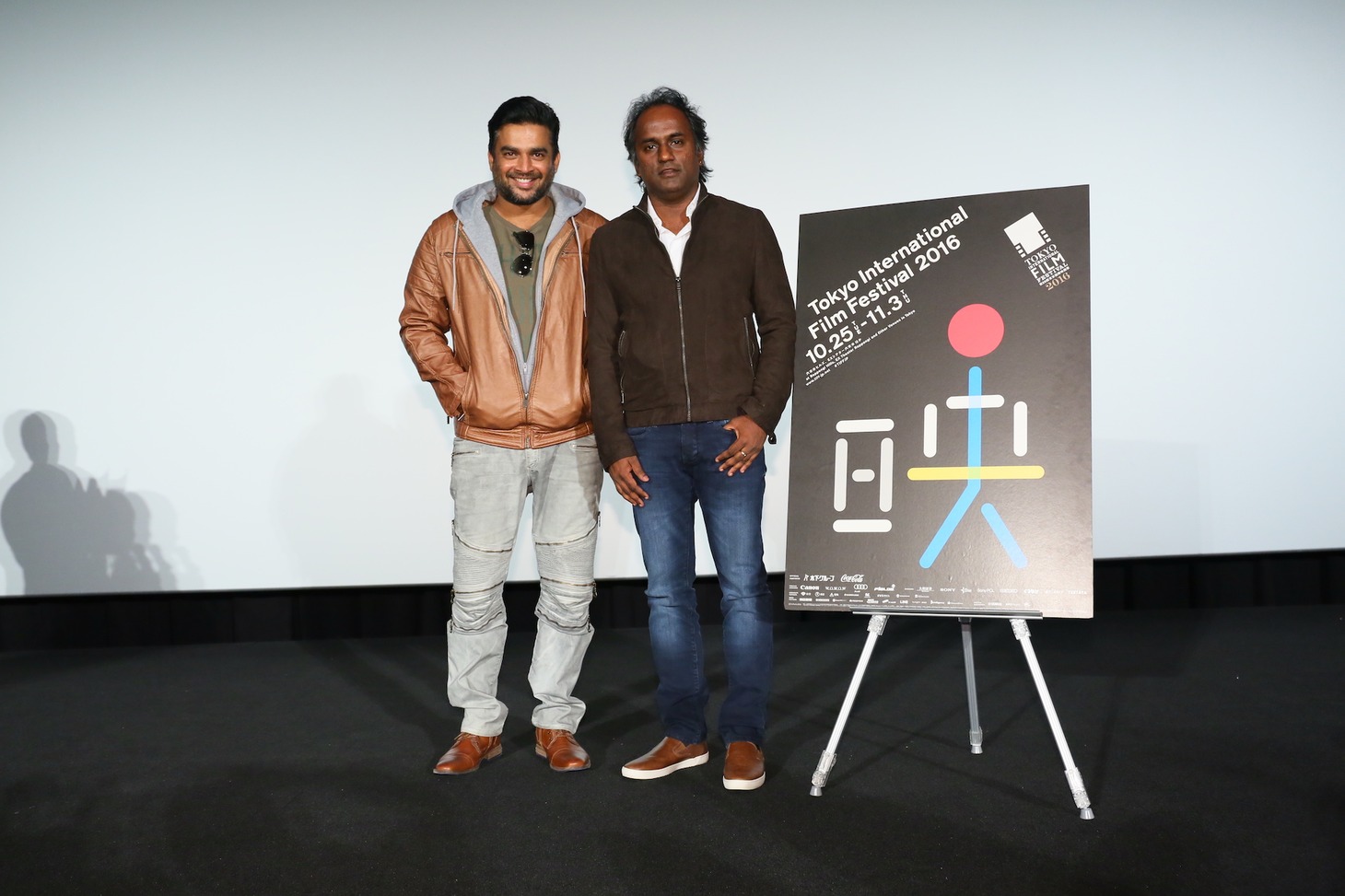 第29回東京国際映画祭に登壇した「ファイナル・ラウンド」主演のR・マーダヴァン（左）と、プロデューサーのシャシカーント・シヴァージー（右）。(c)2016 TIFF