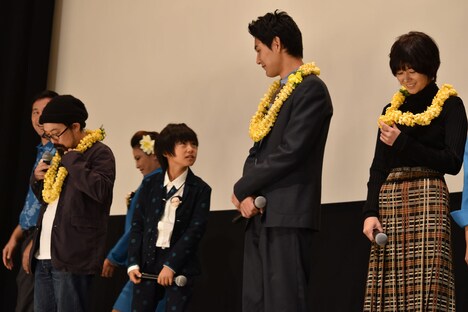 自分だけレイがもらえず、「ない……」と寂しげな顔をする大西利空（前列左から2番目）。