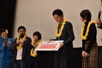 ハワイ島コナ行きペア航空券をプレゼントされた大西利空（左から3番目）。