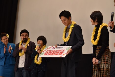 ハワイ島コナ行きペア航空券をプレゼントされた大西利空（左から3番目）。