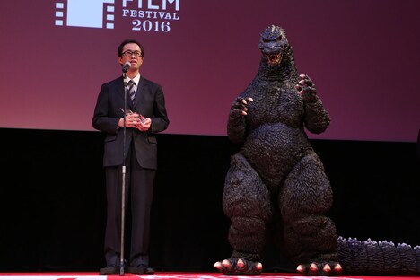 左から山内章弘、ゴジラ。