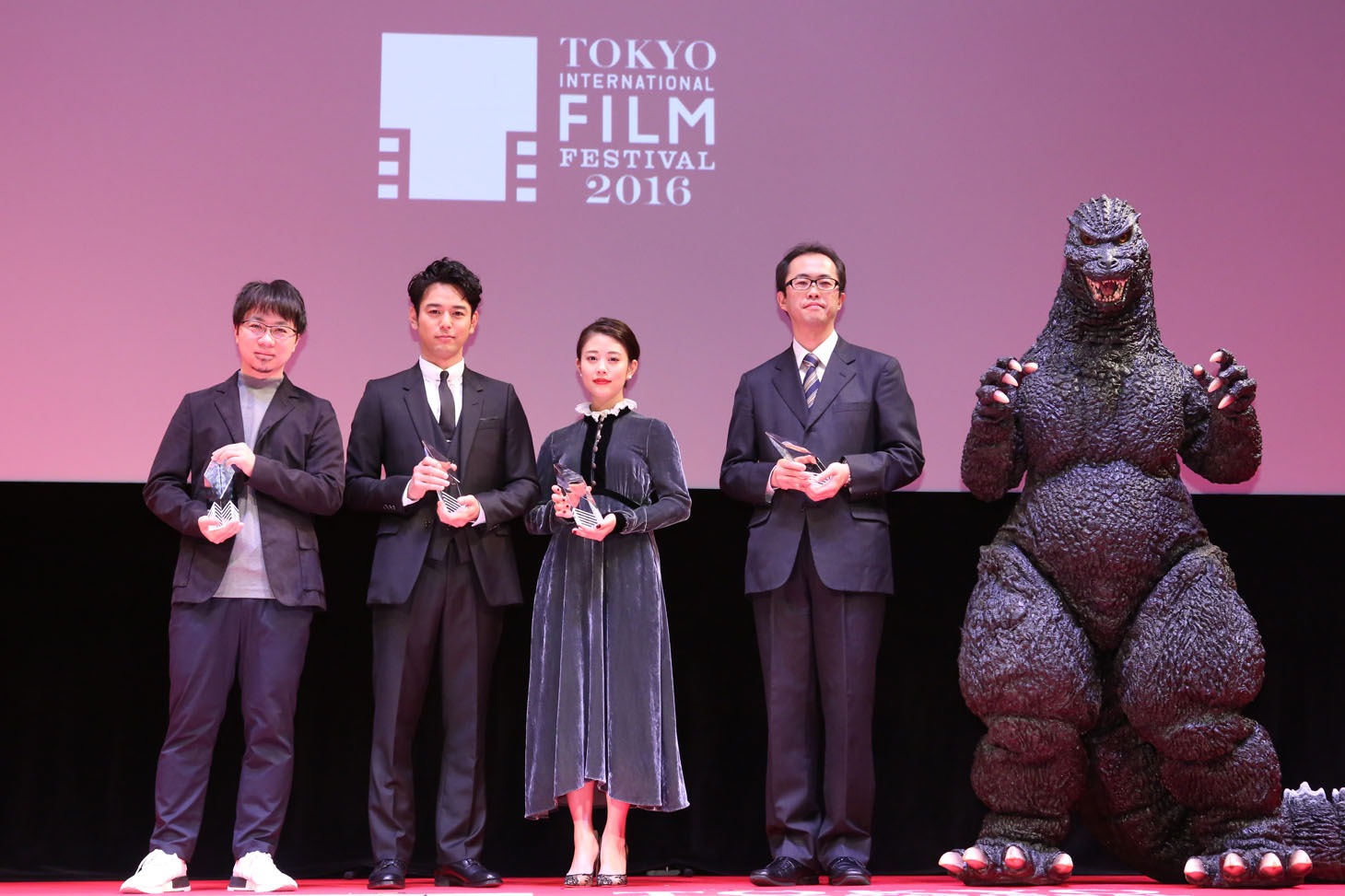 左から新海誠、妻夫木聡、高畑充希、山内章弘、ゴジラ。