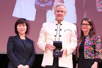 「ブルーム・オヴ・イエスタディ」監督のクリス・クラウス（中央）、プロデューサーのカトリン・レンメ（右）。