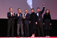 「ミスター・ノー・プロブレム」監督のメイ・フォン（左から2番目）。