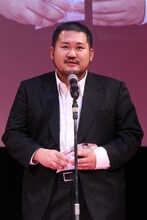 「プールサイドマン」監督の渡辺紘文。