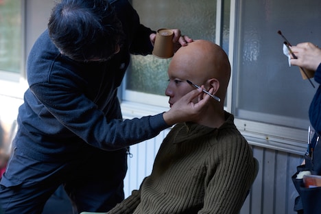 特殊メイクで撮影に臨んだ鰐戸三蔵役の間宮祥太朗(右)。