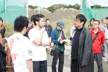 山田孝之（中央）と山口雅俊（右）。