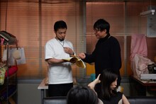 山田孝之（左）と山口雅俊（右）。