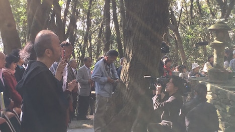枯松神社祭に参加した塚本晋也（左）。
