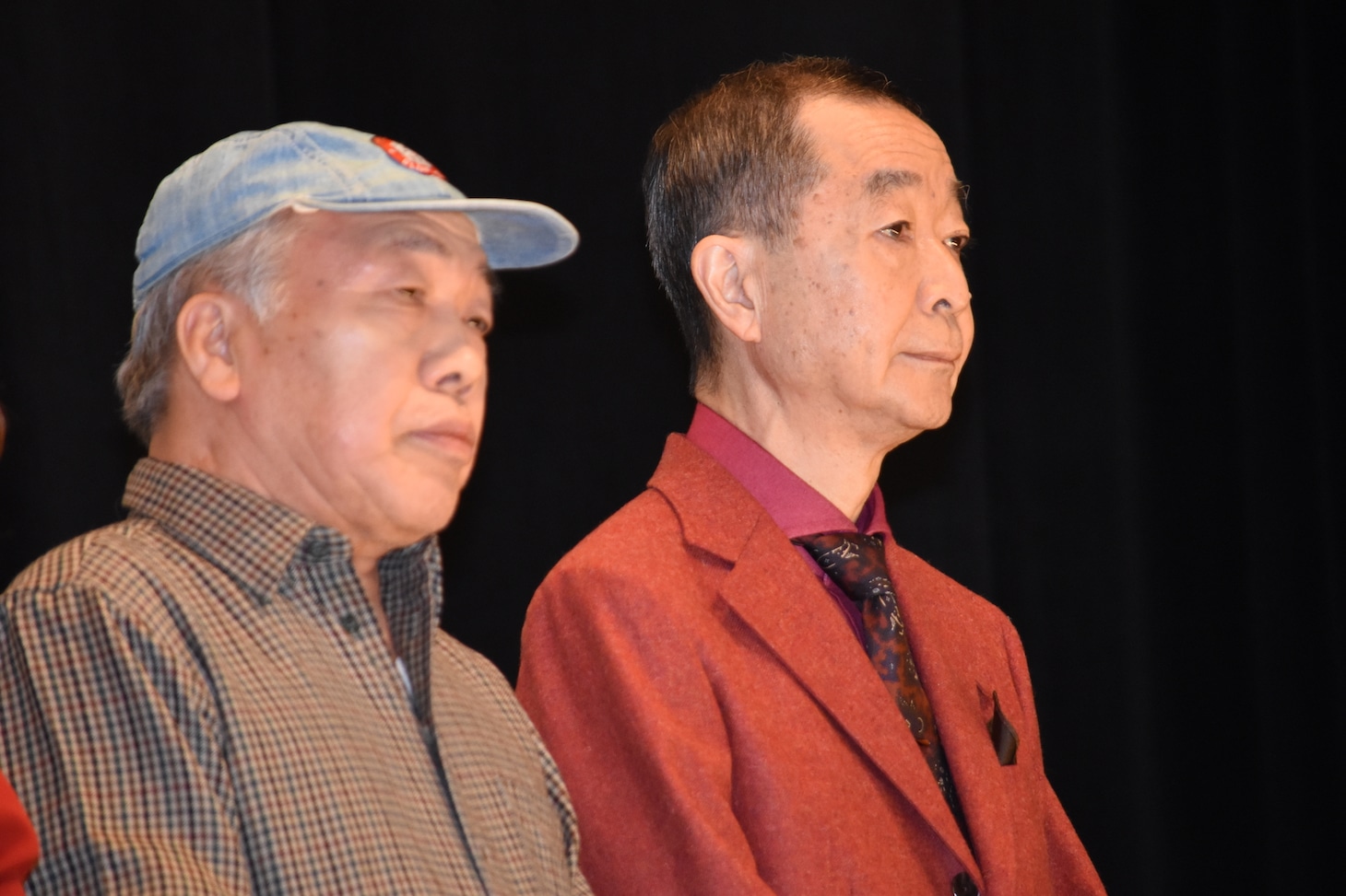 左から不破万作、綾田俊樹。