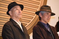 左から小林薫、佐藤浩市。