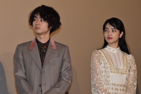 左から菅田将暉、小松菜奈。