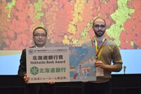 北海道銀行賞を受賞したハリー・ルービン＝ファルコン（右）。