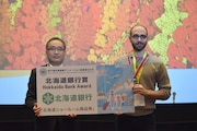 北海道銀行賞を受賞したハリー・ルービン=ファルコン(右)。