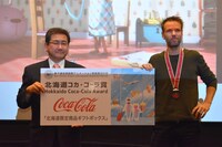 北海道コカ・コーラ賞を受賞したジョブ、ジョリス＆マリーキーのメンバー（右）。