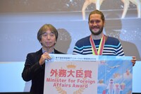 外務大臣賞を獲得したヴェリコ・ポポヴィッチ（右）。