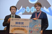 観客賞を獲得したポール・カボン（右）。