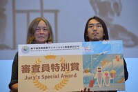 審査員特別賞を受賞したシェン・ジェ（右）。