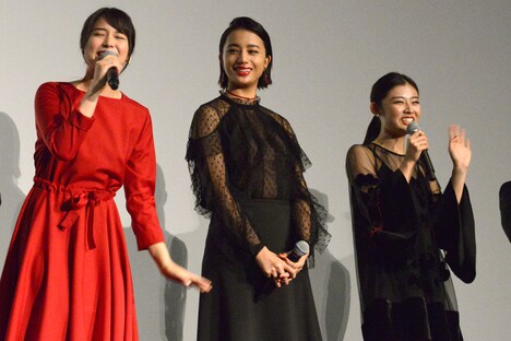 古畑星夏（右）から「ギャグセンスが高い」と褒められるも、「営業妨害だよ！」と声を上げる広瀬アリス（左）。