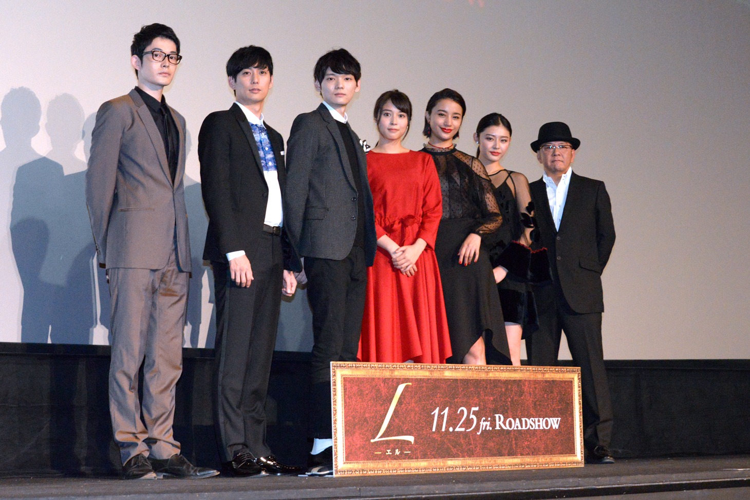 「L－エル－」完成披露上映会にて、左から弥尋、平岡祐太、古川雄輝、広瀬アリス、高橋メアリージュン、古畑星夏、下山天。