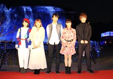 長崎・ハウステンボスにて点灯式に参加した「イタズラなKiss THE MOVIE」シリーズ出演者たち。左から灯敦生、山口乃々華、佐藤寛太、美沙玲奈、大倉士門。
