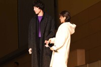 miwaの手を取る坂口健太郎。