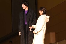 miwaの手を取る坂口健太郎。