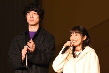 左から坂口健太郎、miwa。