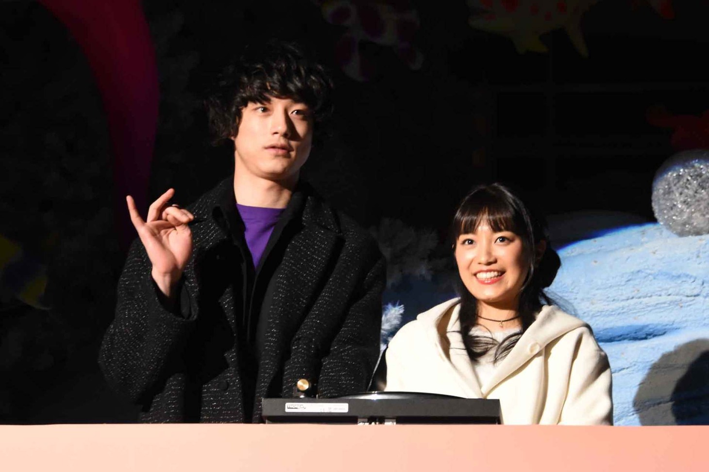 左から坂口健太郎、miwa。