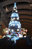 点灯後のクリスマスツリー「Ocean Fantasy Tree～君と100回目の恋～」。