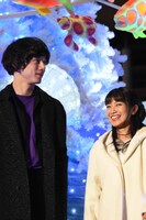 左から坂口健太郎、miwa。