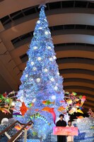 点灯後のクリスマスツリー前に立つ坂口健太郎とmiwa。