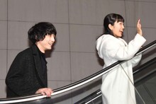 坂口健太郎と観客に手を振るmiwa。