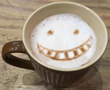 「劇場版『暗殺教室』」カフェのメニュー「殺せんせーのチョコバナナラテ」（500円）