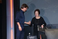 通訳の戸田奈津子（右）を優しくエスコートするトム・クルーズ（左）。