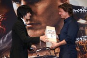 池松壮亮（左）からプレゼントの日本酒を受け取るトム・クルーズ（右）。