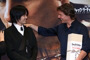 左から池松壮亮、トム・クルーズ。