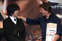左から池松壮亮、トム・クルーズ。