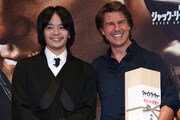 左から池松壮亮、トム・クルーズ。