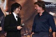 左から池松壮亮、トム・クルーズ。