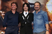 左からトム・クルーズ、池松壮亮、エドワード・ズウィック。