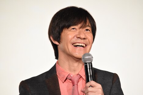 出川哲朗の登場に笑みを浮かべる内村光良。