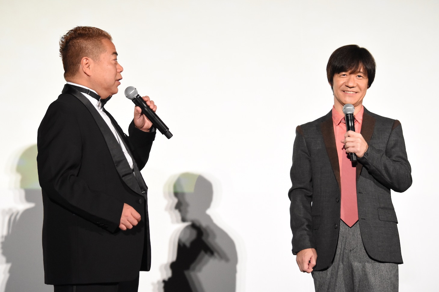 出川哲朗と内村光良（左から）。