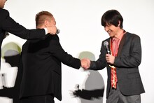 固い握手を交わす出川哲朗（左）と内村光良（右）。