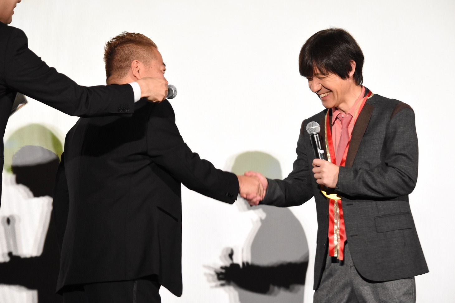 握手を交わす出川哲朗と内村光良。（左から）。