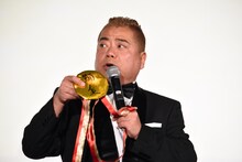 内村光良と知念侑李に金メダルを用意してきた出川哲朗。