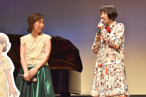 左からコトリンゴ、のん。