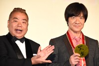 「金メダル男」大ヒット舞台挨拶の様子。左から出川哲朗、内村光良。