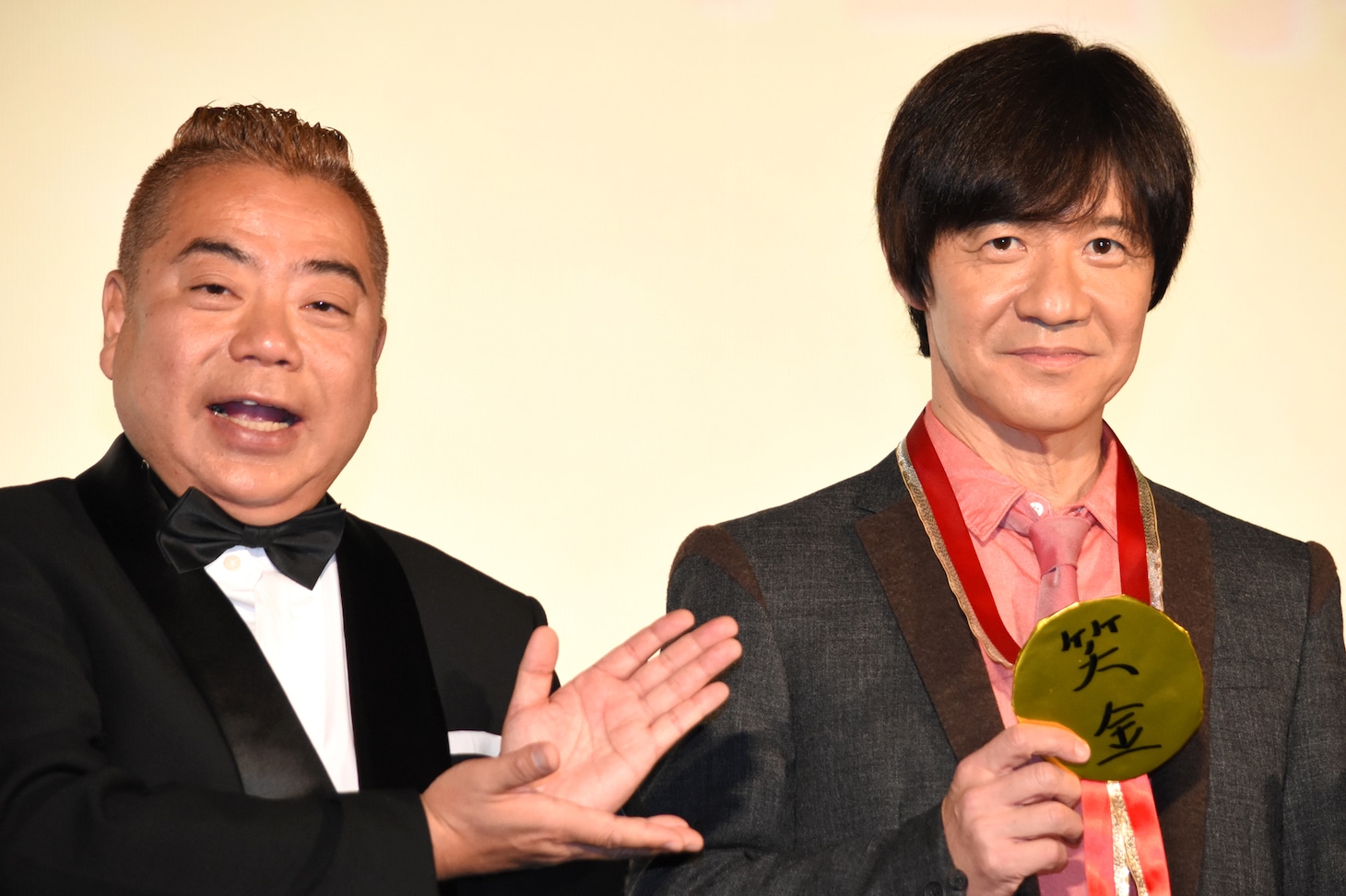 左から出川哲朗、内村光良。